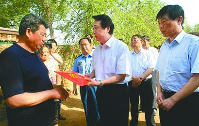 市領導慰問馮思廣家屬及張德山(圖)