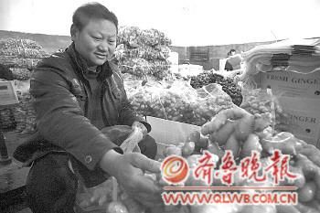 ◥26日,郭慶剛在自己的工廠內清理大姜。孫國祥