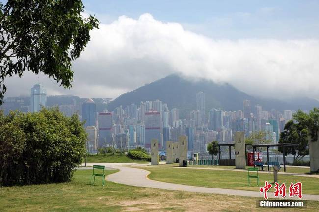 香港西九文化區,沿著木板路漫步,訪客可欣賞香港獨有的海港景色。中新社記者 洪少葵 攝