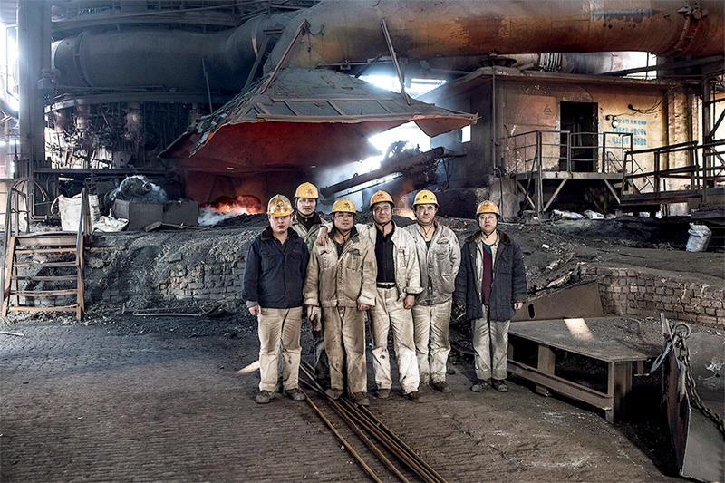 47 《老工業基地轉型》(組照)2016年12月27日,當班工人在高爐車間紀念,有60年歷史的工廠正式停產。(潘永強).jpg