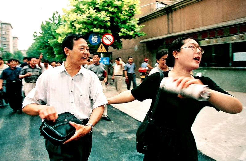 4、 《討還公道》2000年6月28日,一名憤怒的消費者拉著山東鐵龍空調器公司一負責人找其上級領導單位討個公道。經過多次交涉, 該經濟糾紛得到解決。(左慶).jpg