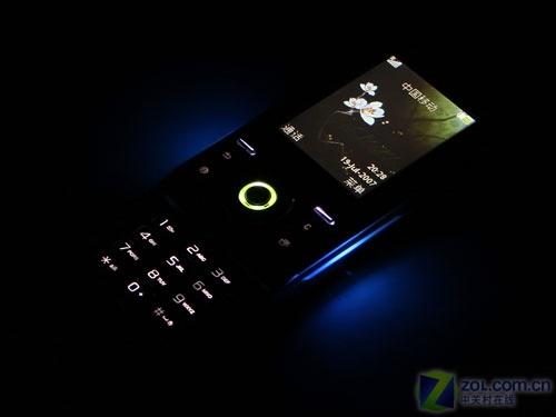 時尚手機(jī)新教主 滑蓋炫燈索愛S500i評測 時尚新概念索愛超薄滑蓋機(jī)S500i評測(2)