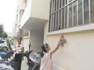 錦璽將養父寫在家門口外墻上賣她的字擦掉 王宗林