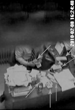 一男子正在數錢。舉報人稱該男子為北京腫瘤醫院醫生。