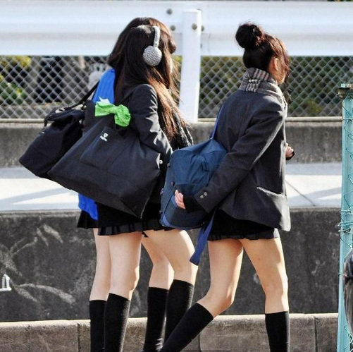 日本女生校服 裙子短的讓人hold不住