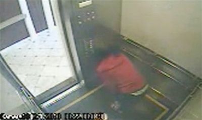 1月31日,進入電梯后,藍可兒同時按了多個樓層按鈕。