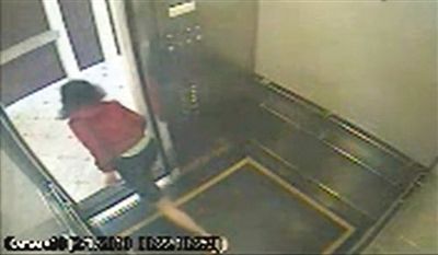 電梯門一直不關,藍可兒多次進出張望。