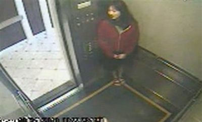 電梯門還是不關,藍可兒躲在電梯一角。