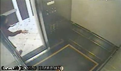 再次走出電梯,藍可兒對著右面作出奇怪的動作。