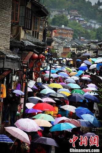 女性出行忌進入暗巷 資料圖 楊華峰 攝