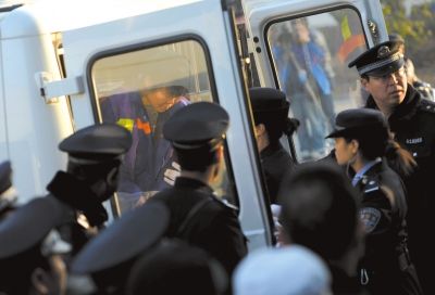 12月30日,被告人張淑俠(車內)被警車押送至渭南市中級人民法院。新華社發