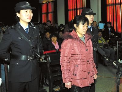 被告人張淑俠(前左二)在渭南市中級人民法院庭審現場(12月30日攝)。新華社發